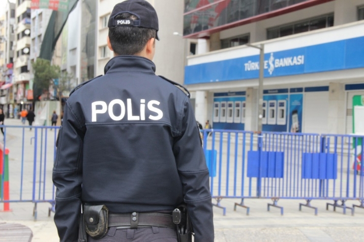 Karşıyaka Çarşısı’na Giriş Çıkışlar Kapatıldı