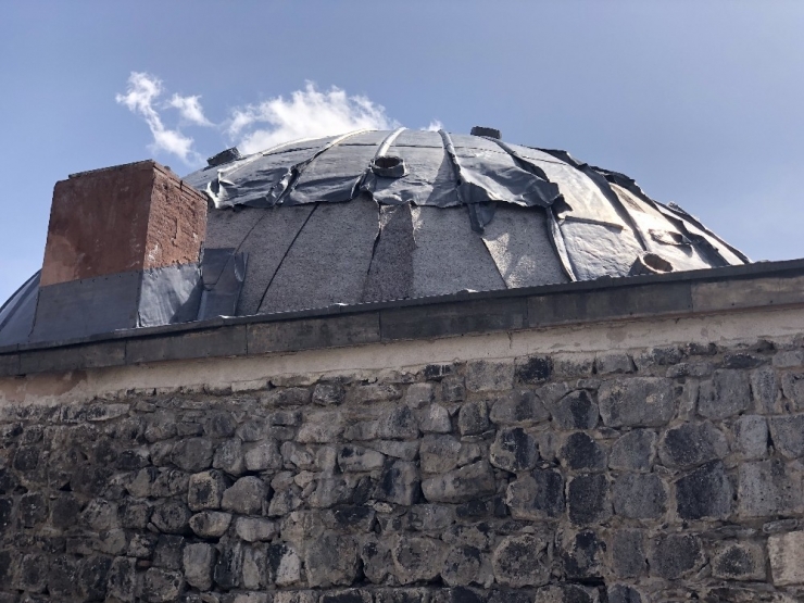 Kars’ta Tarihi Hamamın Kubbe Kurşunlarını Söktüler