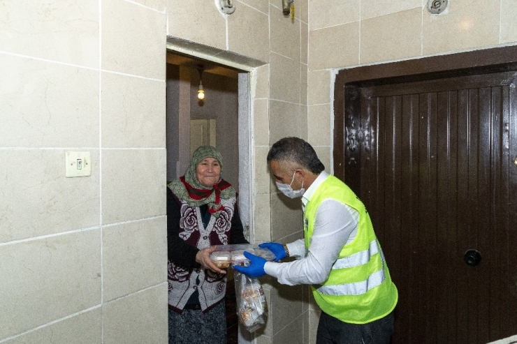 Büyükşehir, 65 Yaş Üstü Ve İhtiyaç Sahibi Aileleri Yalnız Bırakmıyor