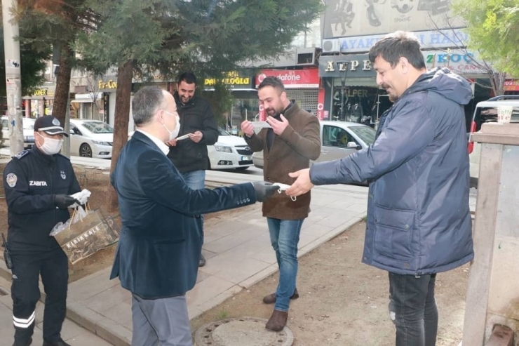 Belediye Başkanı Sokakta Tek Tek Maske Dağıttı