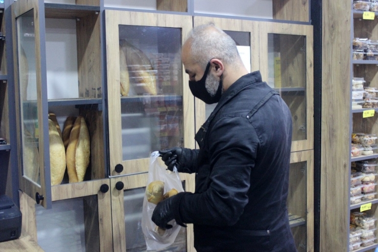 Market İşletmecisi, 2 Gün Boyunca Sattığı Ekmekler Karşılığında Para Almadı