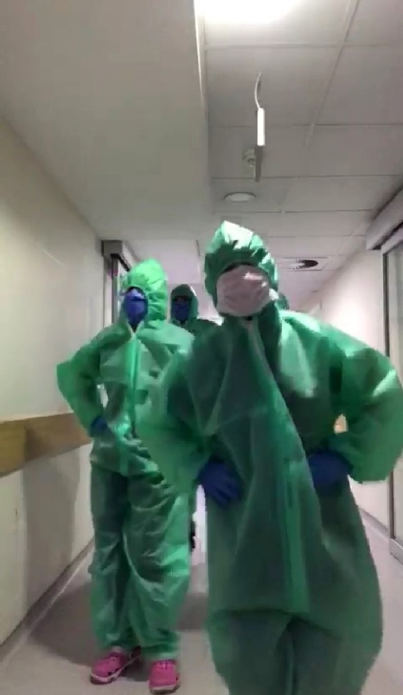 Yoğun Bakım Çalışanlarından ’Penguen Dansı’