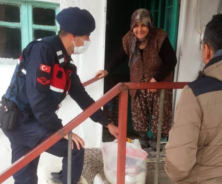 Şehit Annesinin Odunlarını Jandarma Kırdı