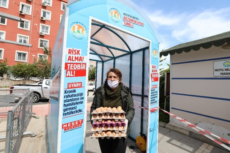 Mezitli’de Pazar Yerlerine Dezenfektan Tüneli Yerleştirildi