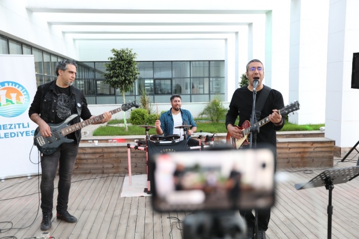 Sosyal Medya Üzerinden Evde Rock Müzik Konseri