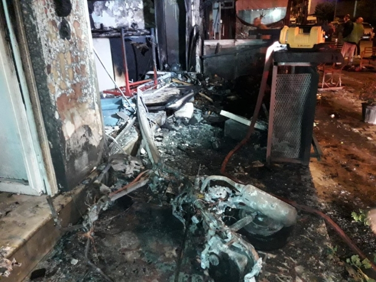 Alev Alev Yanan Dükkan Küle Döndü