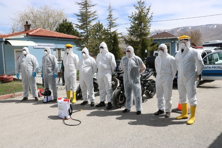 Belediye Polis Ve Sağlıkçıların Araçlarını Ve Konutlarını Ücretsiz Dezenfekte Ediyor