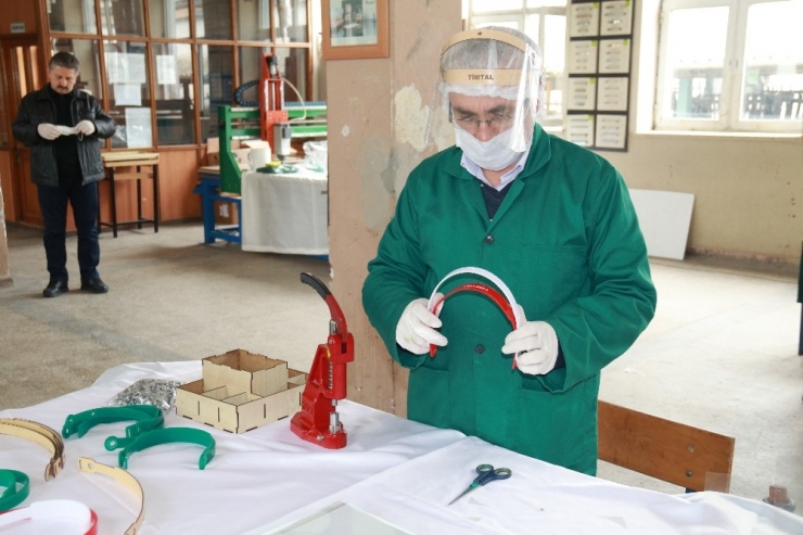 Gönüllü Öğretmen Ve Okul Personeli Sağlıkçılara ’Koruyucu Yüz Siperliği’ Üretiyor
