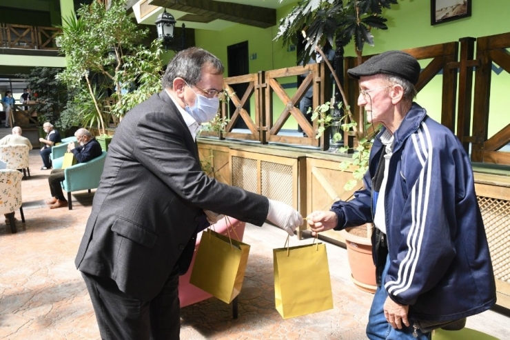 Başkan Demir’den Huzurevindeki Yaşlılara Moral