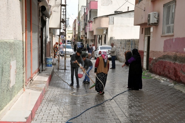 Kadınlar Korona Virüsüne Karşı Sokakları Temizledi