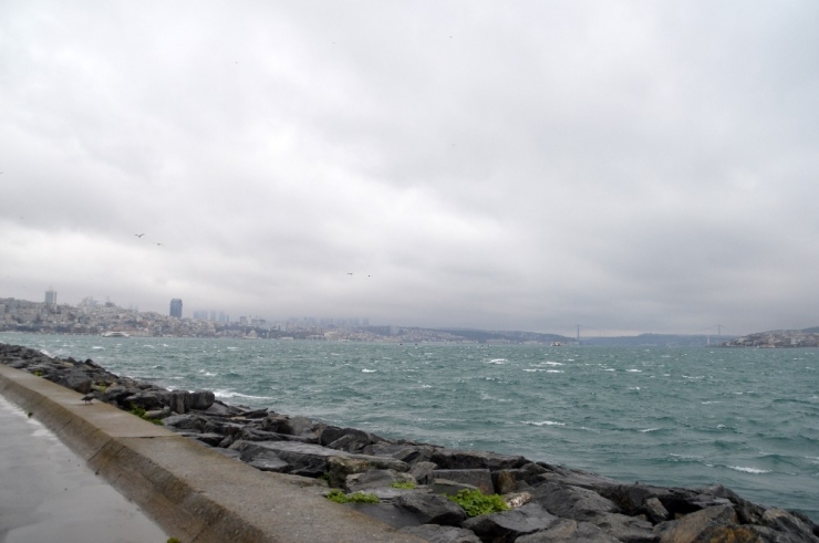 İstanbul’da Fırtına Etkili Oluyor