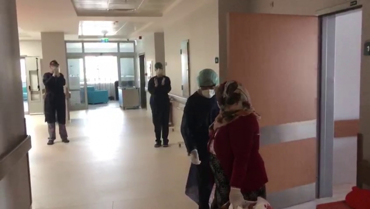 Koronayı Yenen Yaşlı Kadın Sağlık Çalışanlarının Alkışlarıyla Uğurlandı