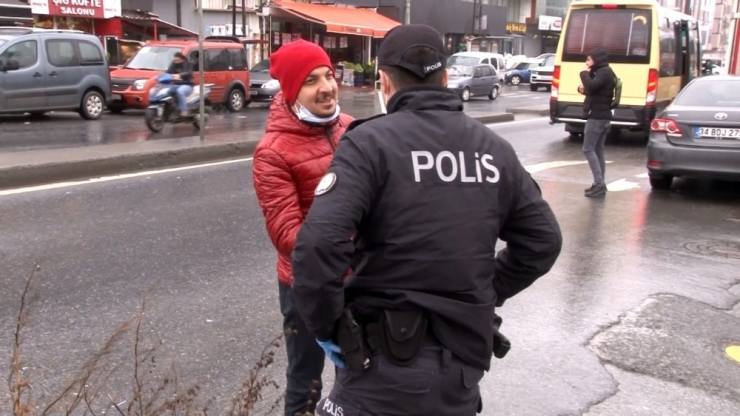 Sultangazi’de Polisten Sokakta Bulunan 20 Yaş Altı Gençlere Denetim