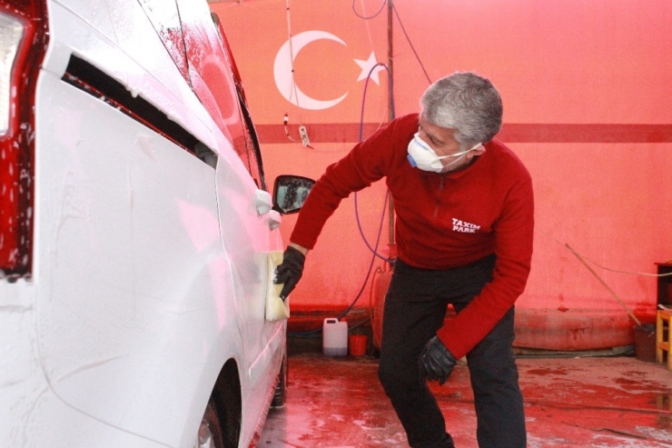 Korona Virüs Fırsatçılarına Karşı Araçları Ücretsiz Dezenfekte Ediyor