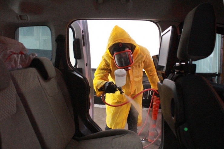 Korona Virüs Fırsatçılarına Karşı Araçları Ücretsiz Dezenfekte Ediyor