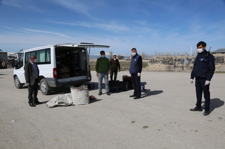 Tuşba Belediyesinden Pazar Esnafı İle Vatandaşlara Maske Ve Eldiven