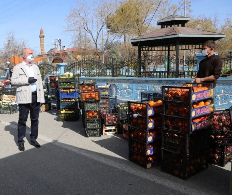 Tuşba Belediyesinden Pazar Esnafı İle Vatandaşlara Maske Ve Eldiven