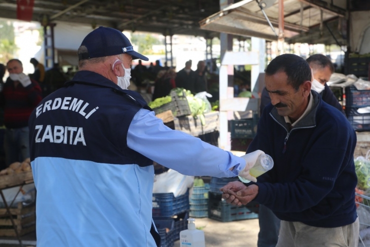 Erdemli’deki Pazar Yerlerinde Vatandaşlara Ücretsiz Maske Dağıtıldı