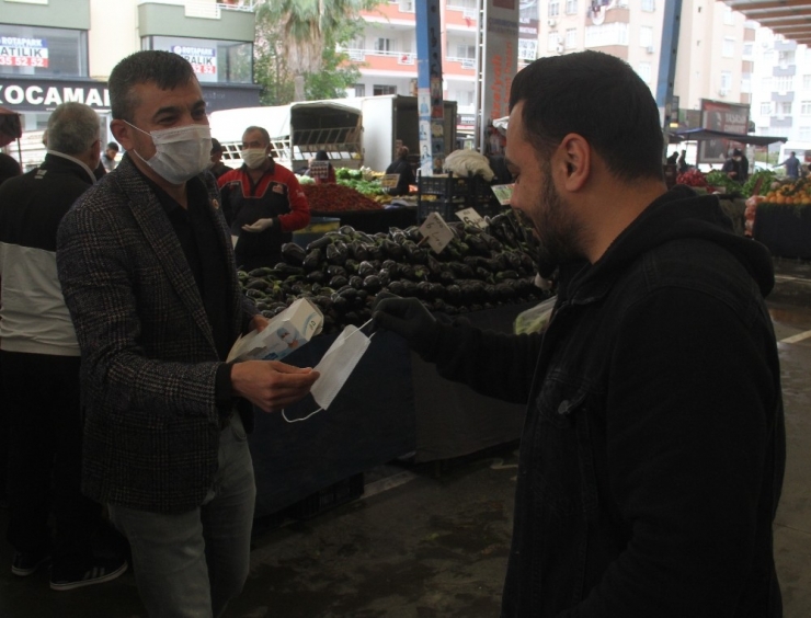 Muhtar 10 Bin Maske Dağıttı