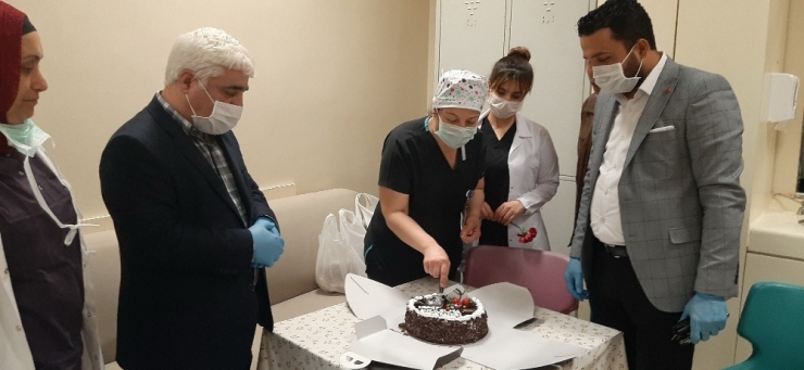 Sağlık Çalışanlarına Pasta Sürprizi