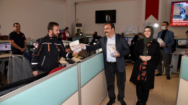 12 Acil Çağrı Ve Vefa Sosyal Destek İletişim Merkezi Çalışanların Meyve İkramı