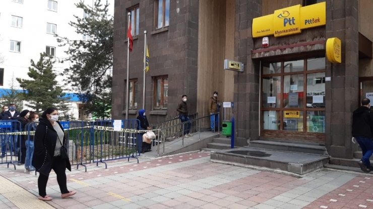Ptt Ve Kamu Bankalarda Sıra Bekleyenlerin Arasına Bariyer Konuldu