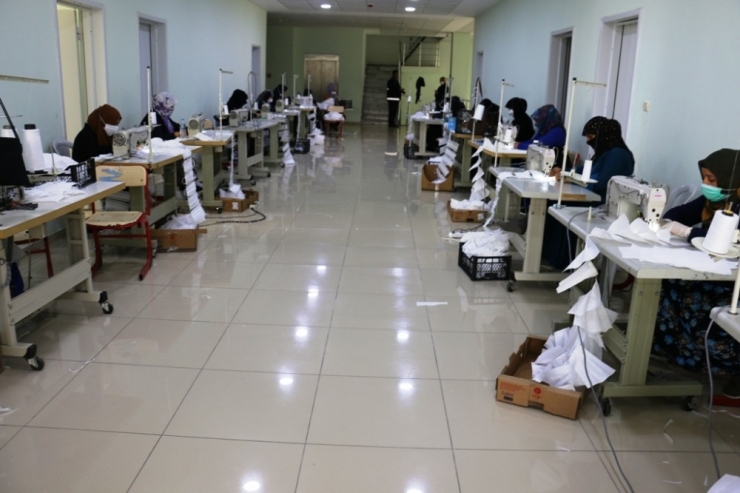 Akçakale’de Maskeler Halka Ücretsiz Dağıtılıyor