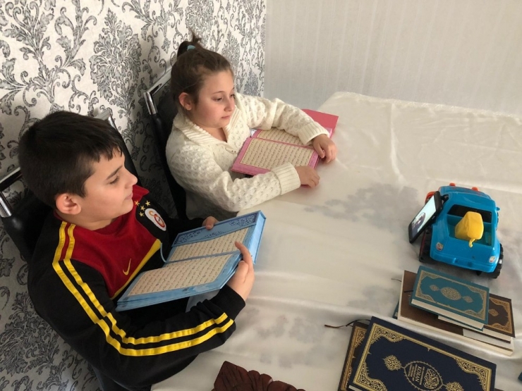 Almanya’da Kur’an Kursu Öğrencilerine Uzaktan Eğitim Veriliyor
