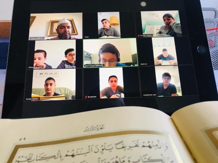 Almanya’da Kur’an Kursu Öğrencilerine Uzaktan Eğitim Veriliyor