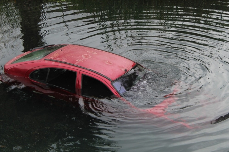 Dereye Uçan Aracında Kurtarılmayı Bekledi