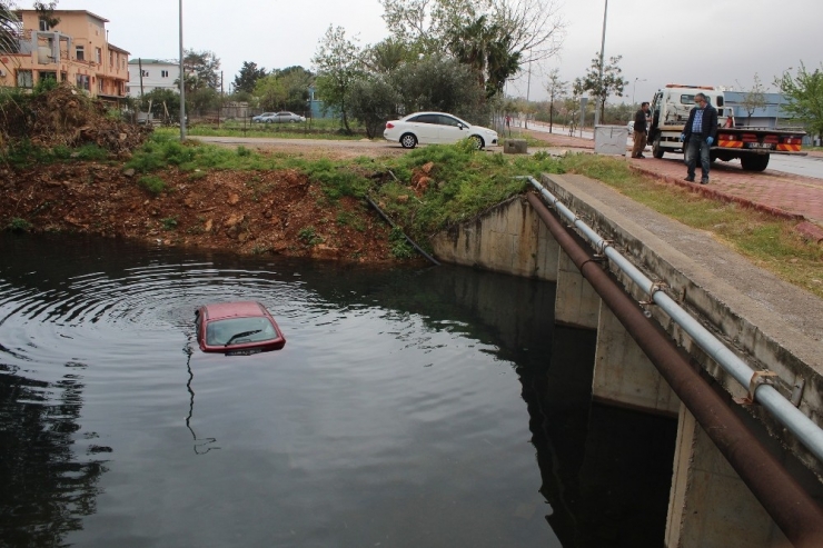 Dereye Uçan Aracında Kurtarılmayı Bekledi