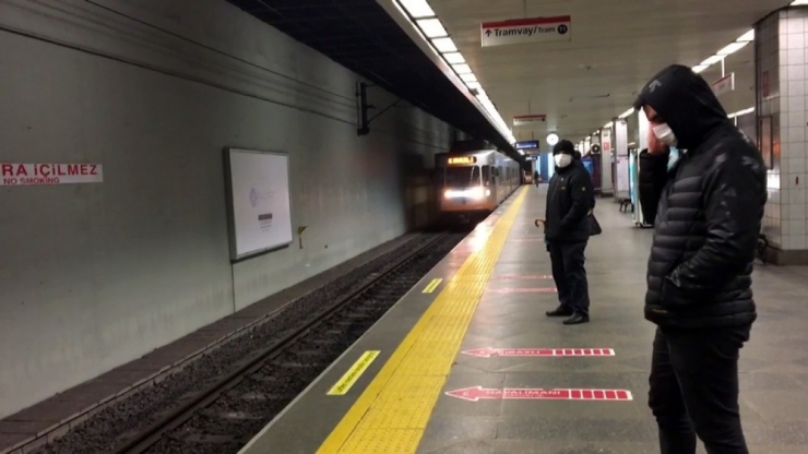 İstanbul’da Toplu Taşıma Araçları Boş Kaldı