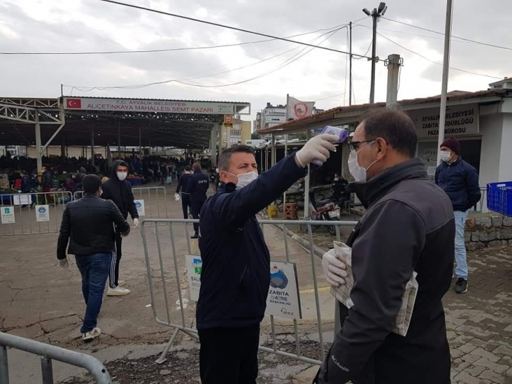 Ayvalık’ta Pazarda Maskesi Olmayanlara Maske Dağıttılar