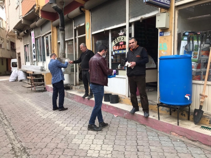 Sasonlu Eczacı Vatandaşlara 3 Bin Maske Ve Eldiven Dağıttı