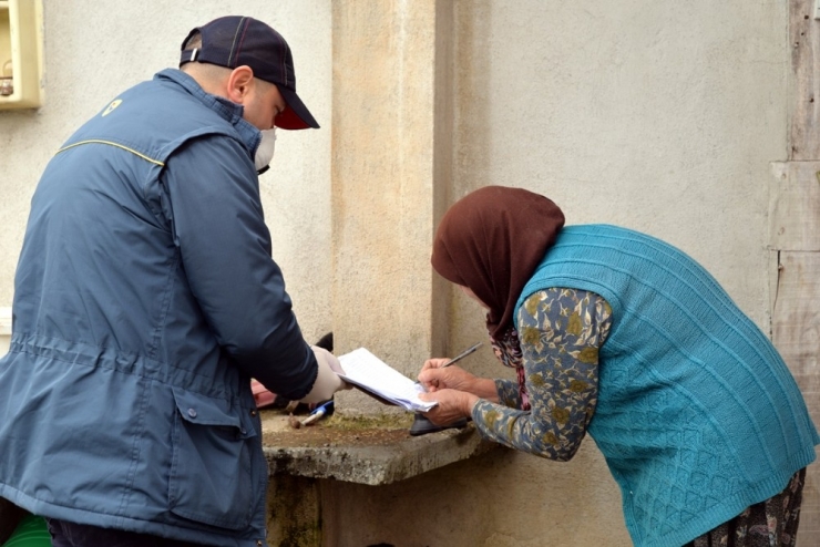 Sosyal Yardımları Ptt Görevlileri Evlere Dağıtılıyor