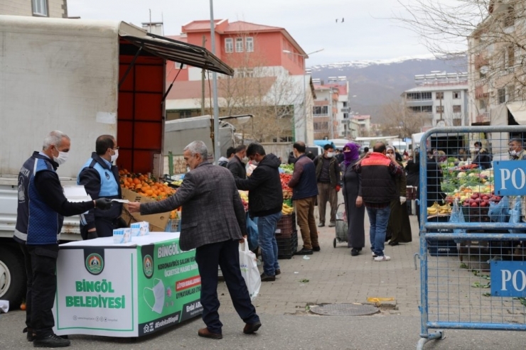 Bingöl’de Sokağa Çıkan Vatandaşa Ücretsiz Maske Dağıtıldı