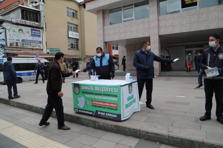 Bingöl’de Sokağa Çıkan Vatandaşa Ücretsiz Maske Dağıtıldı