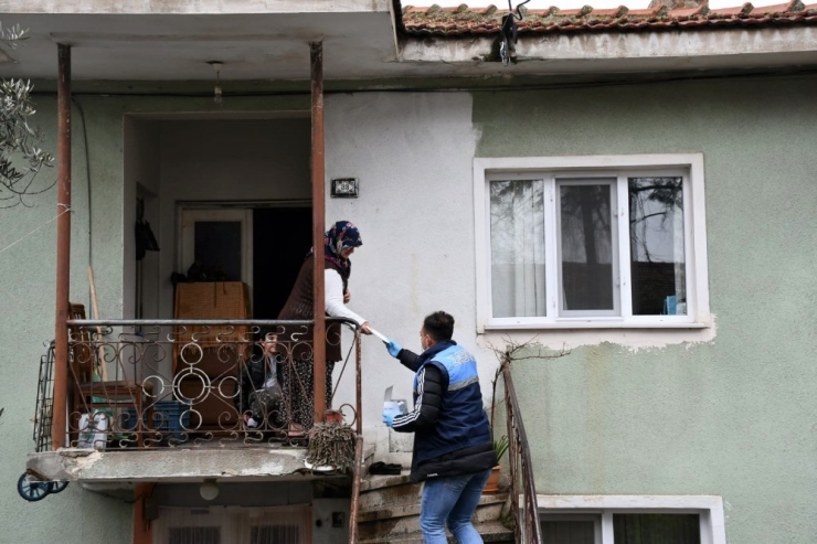 İznik’te Kapı Kapı Maske Dağıtılıyor