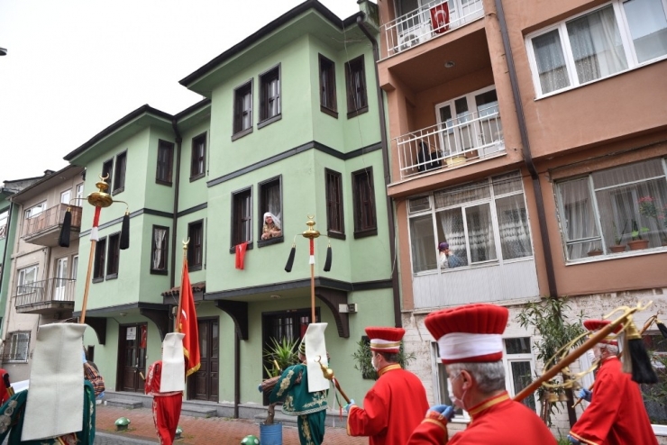 Mehter Fetih İçin Yürüdü Ve Çaldı, Evde Kalanlar Camlara Çıktı