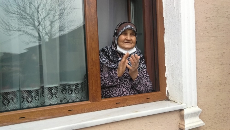 80 Yaşındaki Nazmiye Nine Korona Virüsü Yendi