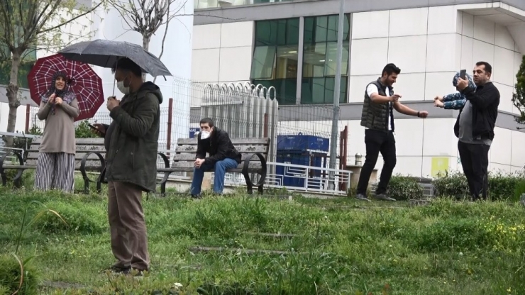 Sağlıkçılara Balkondan Konser Verdi, Polis Geldi Sosyal Mesafeye Dikkat Çekti