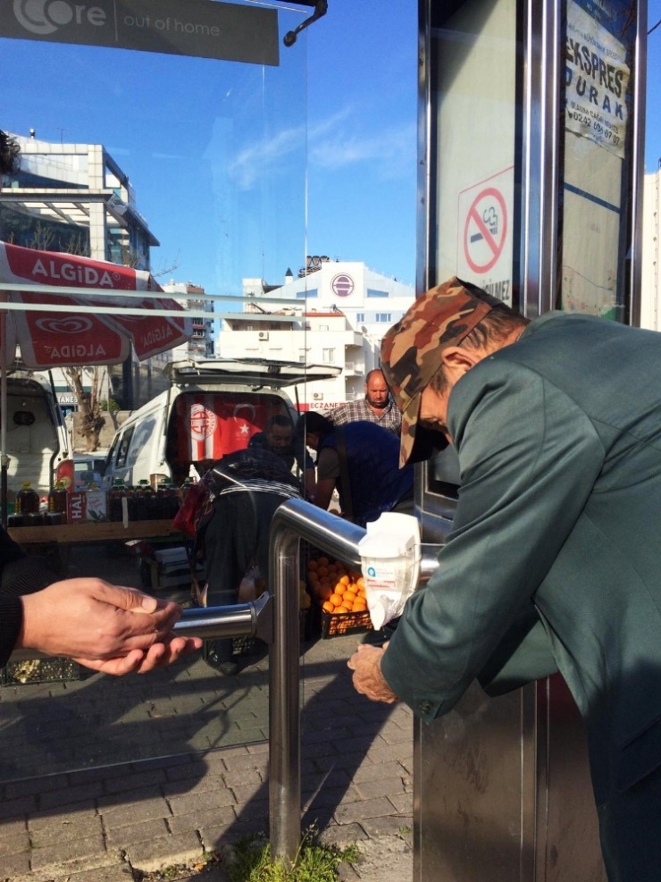 Büyükşehir’den Duraklara El Dezenfektanı