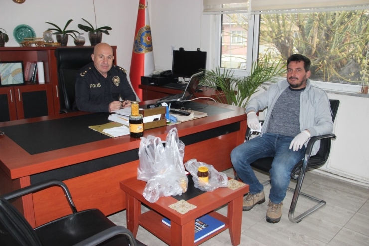 Çanlı Arıcıdan Sağlık Ve Polis Teşkilatına Bal