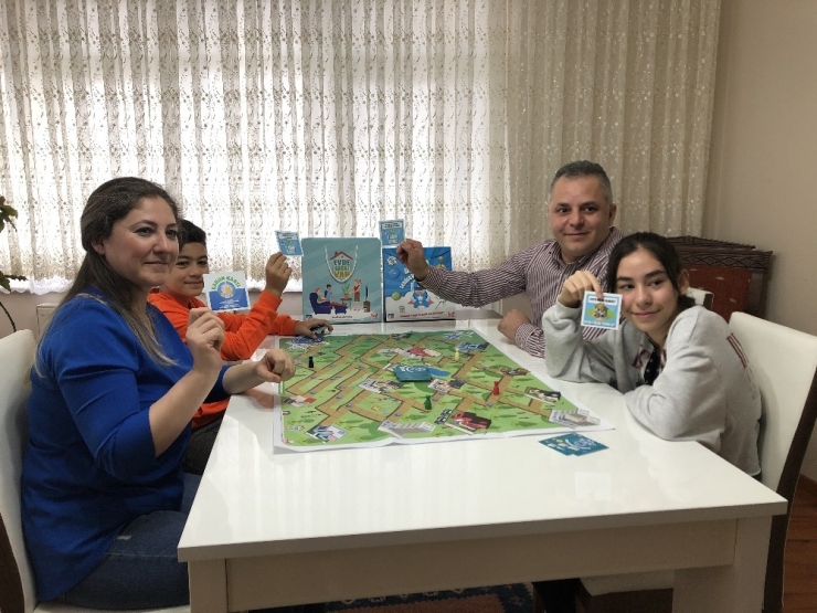 Sokağa Çıkma Yasağı Nedeniyle Evden Çıkamayan Çocuklara ‘Senden Korkmuyorum Covid-19’ Kutu Oyunu