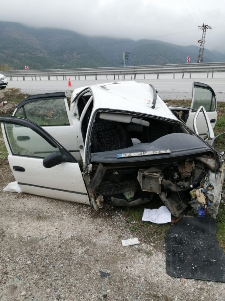 Beton Bariyere Çarpan Araç İkiye Bölündü: 4 Yaralı