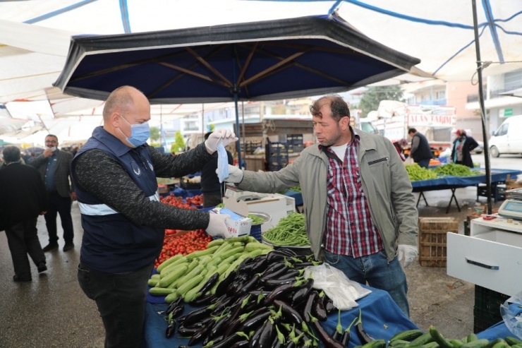 Pamukkale Belediyesi Pazar Yerlerinde Maske Dağıtımına Başladı