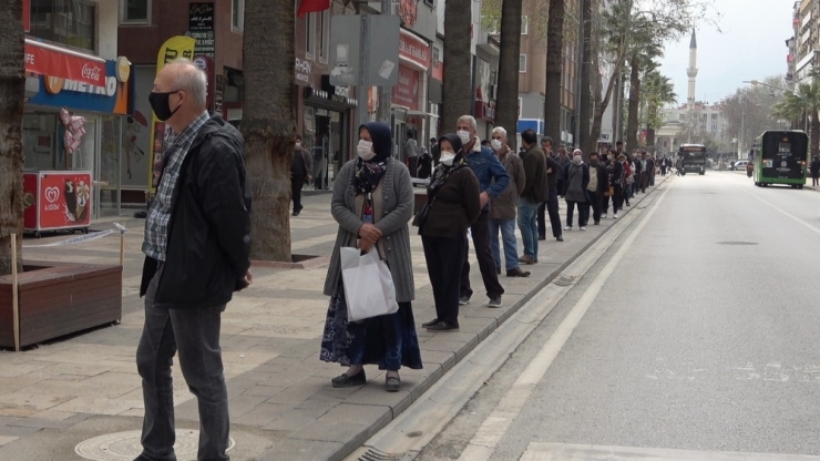 Vatandaşlar Kuyruklarda Sosyal Mesafeyi Koruyor