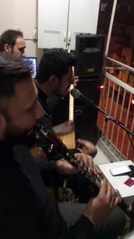 Balkona Orkestra Sistemi Kurdular, Doyasıya Eğlendiler