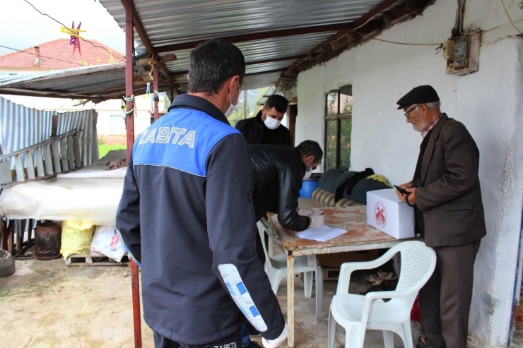 Döşemealtı Belediyesi’nden İhtiyaç Sahibi Ailelere Gıda Yardımı