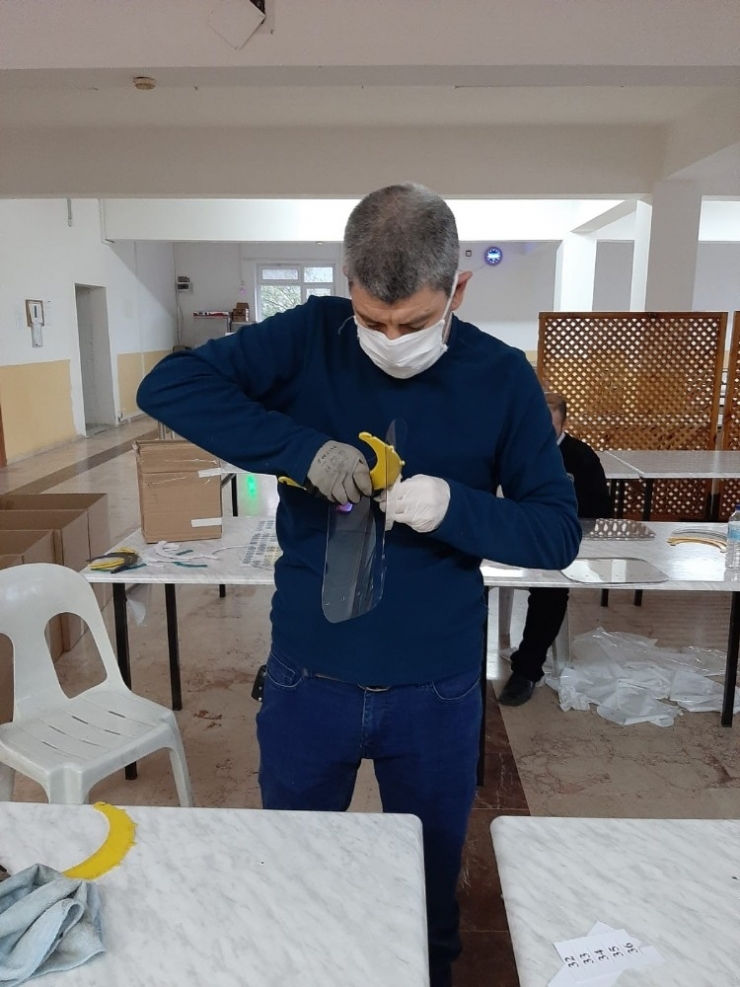 Üniversitede Hafta Sonu Mesai Yaptılar 1000 Adet Siperli Maske Ürettiler